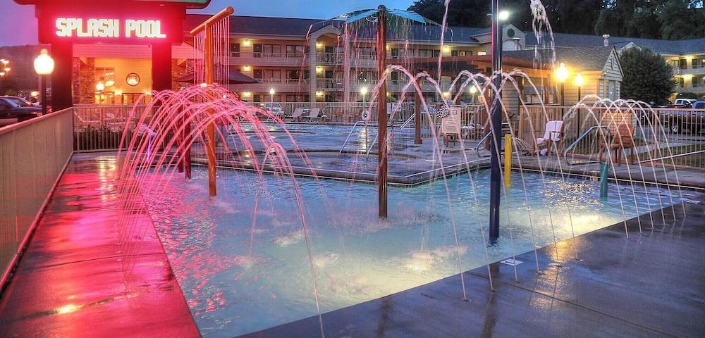 Comfort Inn & Suites At Dollywood Lane Pigeon Forge Exterior photo