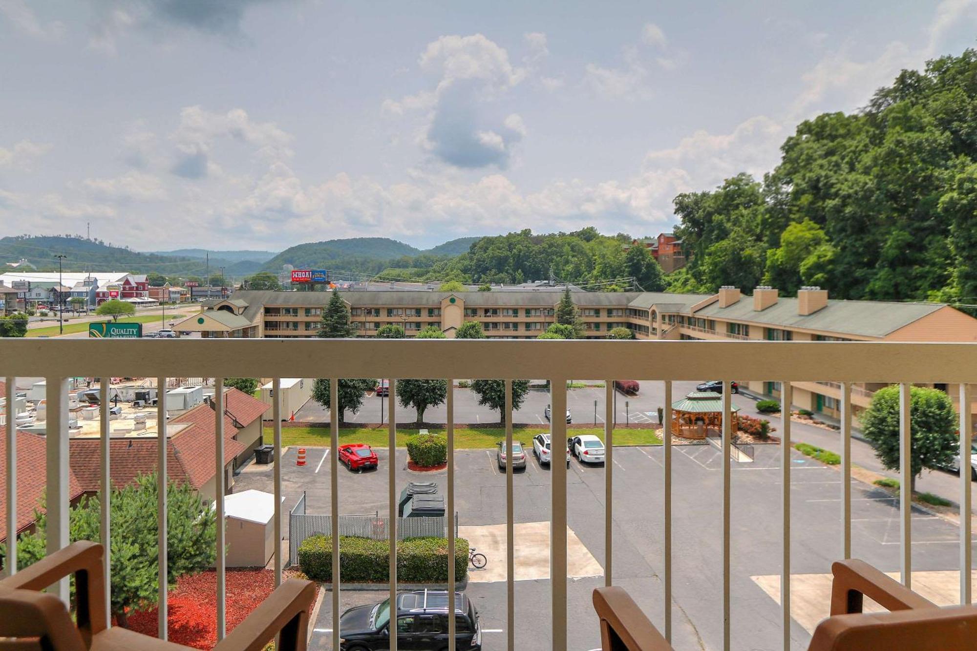 Comfort Inn & Suites At Dollywood Lane Pigeon Forge Exterior photo